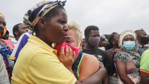 A woman cries as she waits for her son to arrive in Pemba on April 1, 2021, from the boat of evacuees from the coasts of Palma. - More than a thousand people evacuated from the shores of the town of Palma arrived at the sea port of Pemba after insurgents attacked Palma on March 24, 2021.